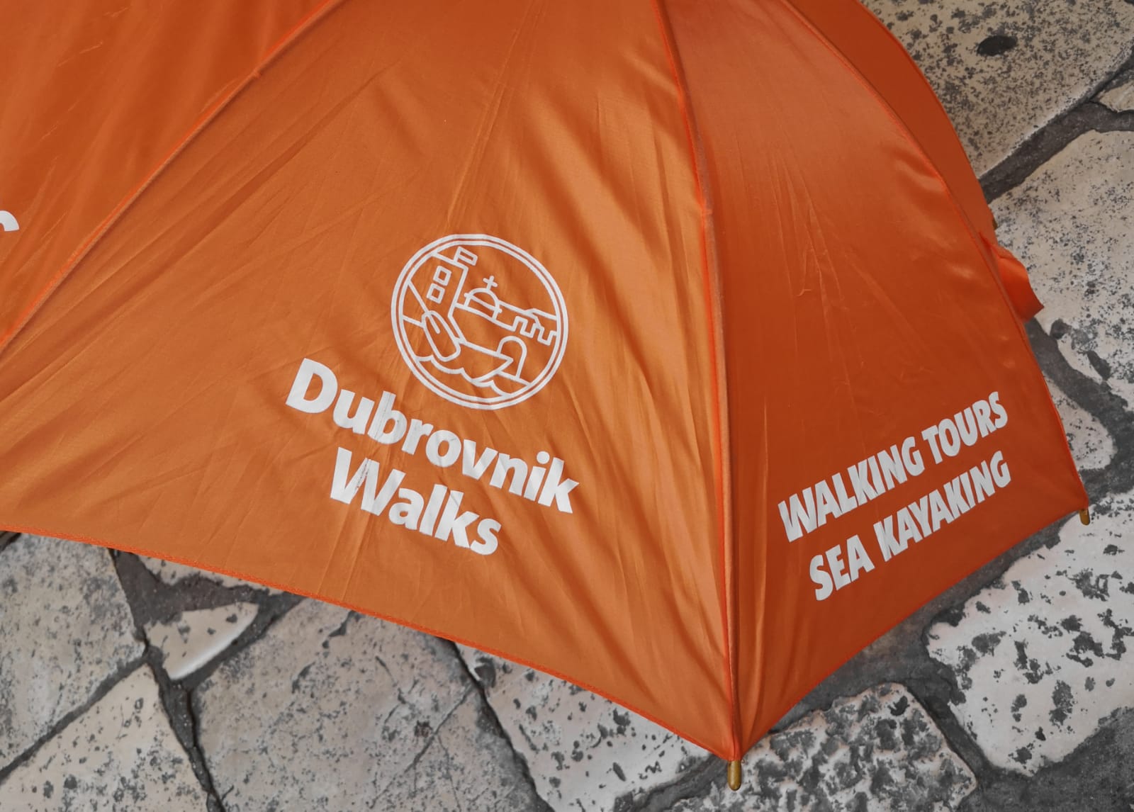 <h3>Dubrovnik Walks' orange umbrella!<span style=